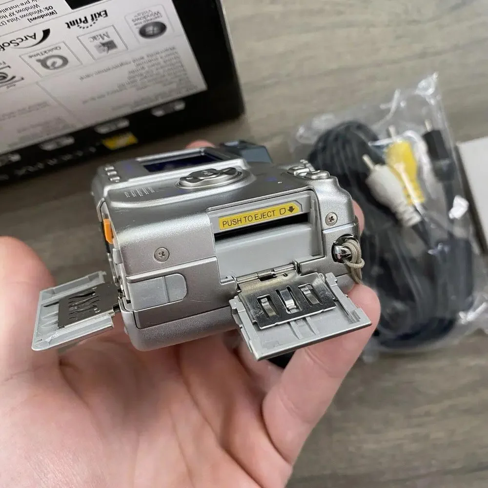 Nikon Coolpix E5200 5.1 MP Digital Camera 2X Batteries, charger, box - FOR PARTS